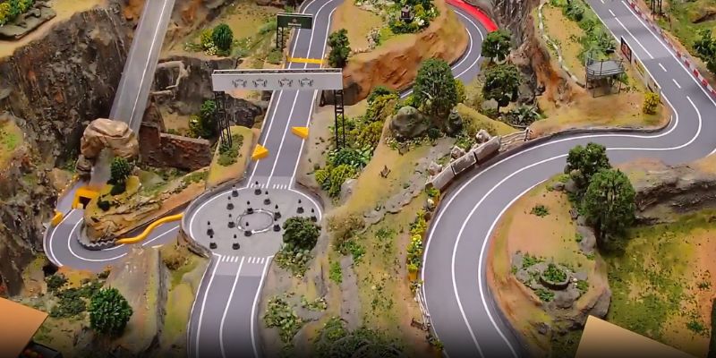 Đường đua Construction Zone tại Marble Magic là một trong những cảnh quan đường đua bi nổi tiếng nhất